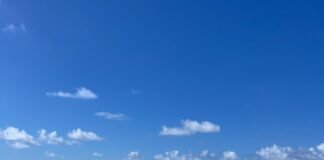 CLAUDIA LETIZIA SENSUALITA’ DIROMPENTE NELL’OCEANO INDIANO