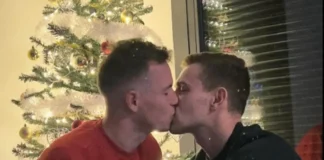 JAKUB JANKTO: UN BACIO CHE CELEBRA L’AMORE E L’INCLUSIONE SOTTO L’ALBERO DI NATALE