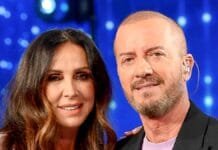 Raf canta “Ora e per sempre” guardando Gabriella Labate, la moglie in platea commossa