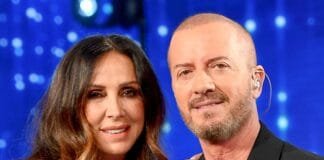 Raf canta “Ora e per sempre” guardando Gabriella Labate, la moglie in platea commossa